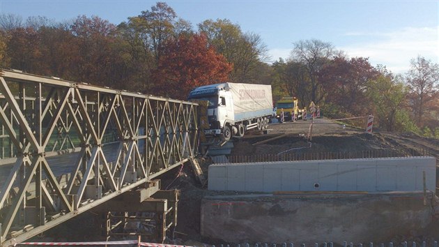 Nehoda na mostku mezi Mladou Boleslav a Mlnkem.