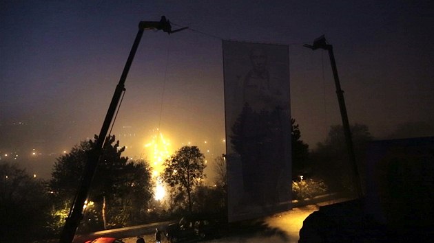 Noční instalace podobizny Vladimira Putina na pražskou Letnou.