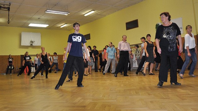 Do tanečních kurzů chodí lidé, kterým bylo padesát, šedesát i pětasedmdesát.