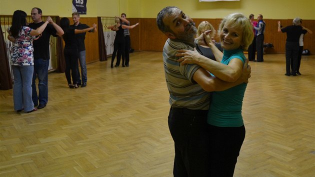 Taneční kurzy navštěvují manželské páry i jednotlivci.