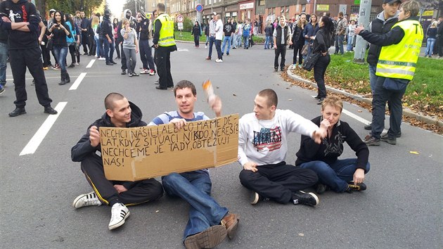 Nkte z demonstrant se na protest proti zablokovn prvodu posadili na silnici (28. jna 2013).