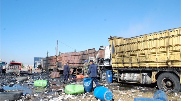 Na kontrolnm stanoviti v syrskm mst Ham se odplil sebevraedn atenttnk, zabil minimln 30 lid. (20. jna 2013)