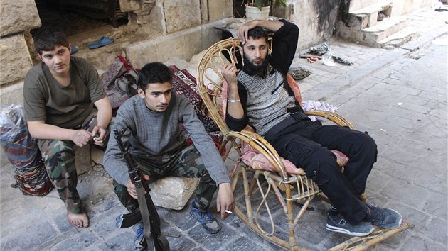 Bojovnci Syrsk osvobozeneck armdy v Aleppu. (22. jna 2013)