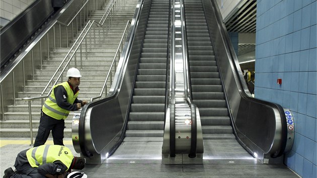 Dlnci dokonuj posledn pravy na eskaltoru vedoucho do istanbulsk stanice metra linky Marmaray, jej soust je i prvn podmosk mezikontinentln tunel mezi Evropou a Asi.