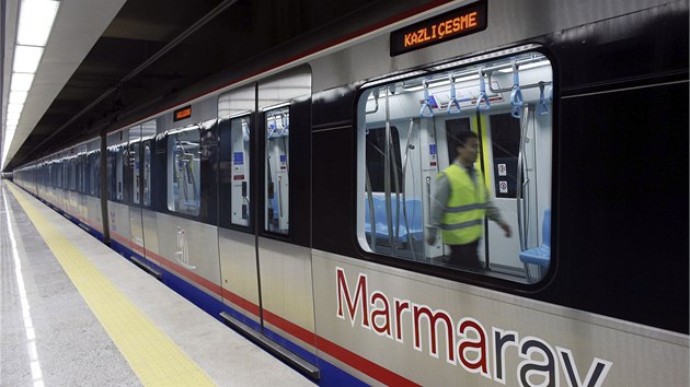 Istanbulsk stanice metra linky Marmaray, jej soust je i prvn podmosk mezikontinentln tunel mezi Evropou a Asi.