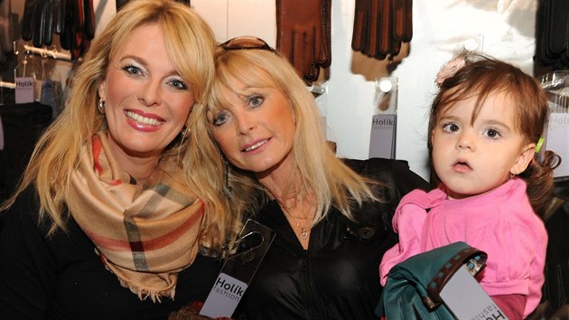 Lucie Beneová s matkou a dcerou Larou