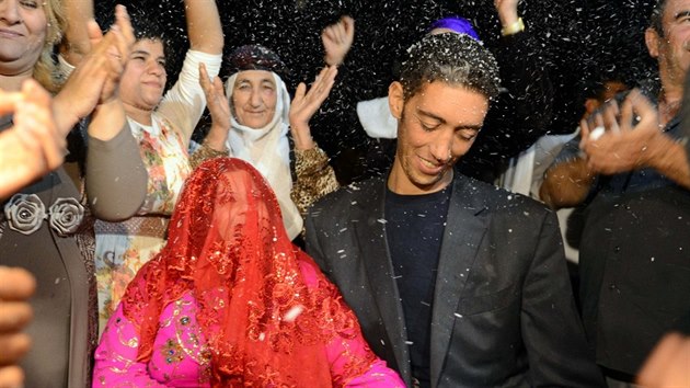 Sultan Ksen se svou snoubenkou bhem oslavy, kter se kon veer ped svatbou