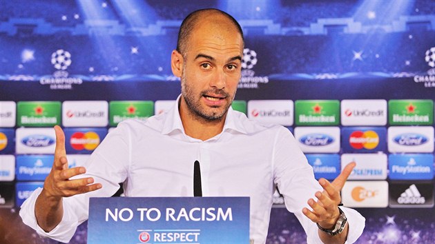 Trenr Pep Guardiola z Bayernu Mnichov ped zpasem Ligy mistr proti Plzni