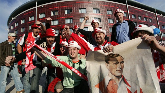 Fanoušci Slavia před stadionem v Edenu