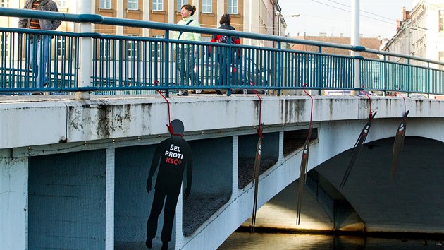 Figurny obenc jako symboly obt komunismu na Tyrov most v centru Hradce Krlov
