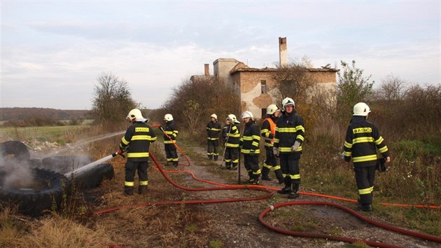 Bezdomovec Ludv�k ze Sk�ivan u� n�kolikr�t zap�lil pneumatiky. Na m�st� zasahovali hasi�i. (25.10.2013).
