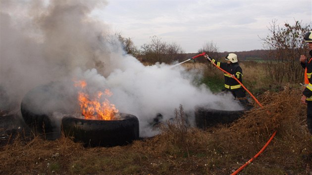 Bezdomovec Ludv�k ze Sk�ivan u� n�kolikr�t zap�lil pneumatiky. Na m�st� zasahovali hasi�i. (25.10.2013).
