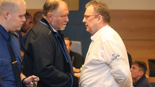 Kromskho podnikatele Radomra Vybrala (vpravo) zastupuje u soudu advokt Tom Sokol.