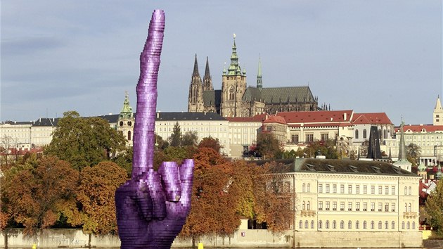 Výtvarník David Černý namířil obří prostředník na Pražský hrad.