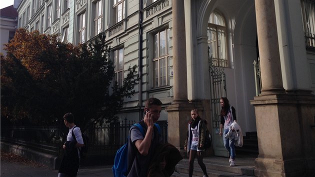 Studenti i u�itel� z hotelov� �koly ve Vr�ovick� ulici, kde se trag�die odehr�la, jsou ot�esen�. 