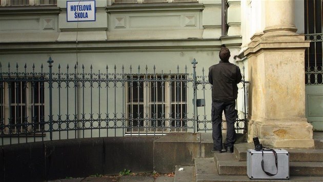 Policist� ud�lost pro�et�uj�. V�e v�ak nasv�d�uje tomu, �e �lo o sebevra�du.