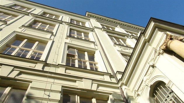 Mlad�k vysko�il z okna �koln� budovy p�l hodiny po poledni.