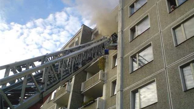 Na hustý kouř vycházejícíc z oken bytu v pátém patře panelového bytu v Ostrově upozornili ve středu hasiče obyvatelé okolních bytů.
