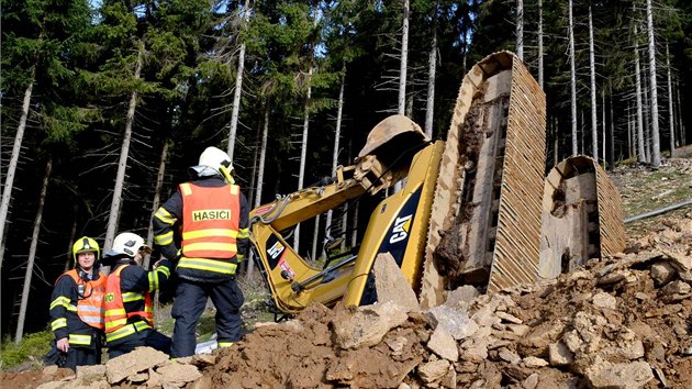 Na stavb nov lanovky z Jchymova na krunohorsk Klnovec se na strni pevrtil bagr.