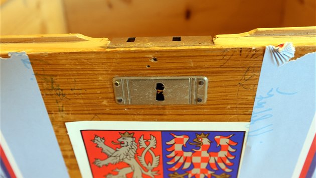 Dřevěnou volební urnu vyrobil v krušnohorské Přebuzi už za první republiky místní truhlář.