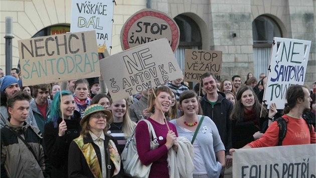 Zhruba tyi stovky lid protestovaly 22. jna 2013 v Olomouci proti plnu na stavbu tetho mrakodrapu ve mst, ptasedmdest metr vysok antovka Tower.