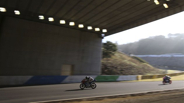 DO TUNELU. Momentka z Velk ceny Japonska silninch motoykl na okruhu Motegi.