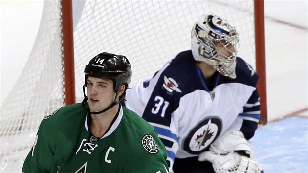 Jamie Benn z Dallasu nepkeonal pi njezdech glmana Ondeje Pavelce z...