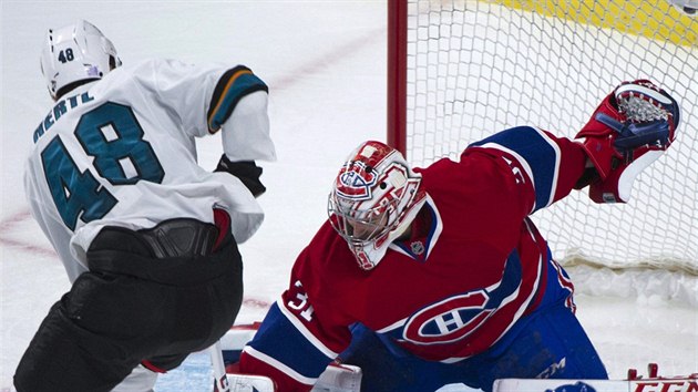 Tom Hertl (vlevo) ze San Jose se pokou pekonat montrealskho branke Careyho Price.