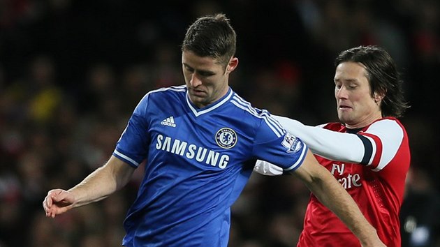 Tom Rosick (vpravo) z Arsenalu se pokou zachytit Garyho Cahilla z Chelsea.