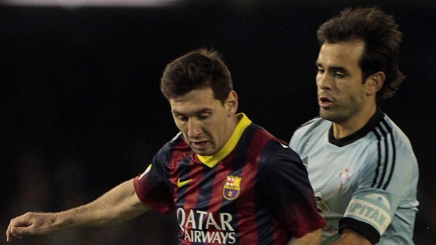 Lionel Messi (vlevo) z Barcelony si hld m ped Borjou Oubinou z Viga.