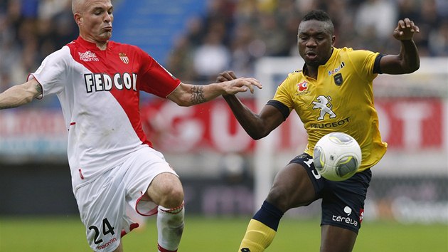 TANEC? Emmanuel Mayuka ze Sochaux (vpravo) si chrn m ped Andreou Raggim z Monaka. 