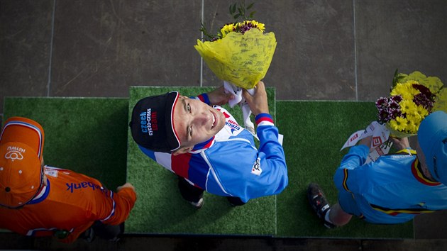 STUPN VTZ. Takhle oslavoval junior Adam oupalk (uprosted) triumf na Svtovm pohru cyklokrosa v Tboe.