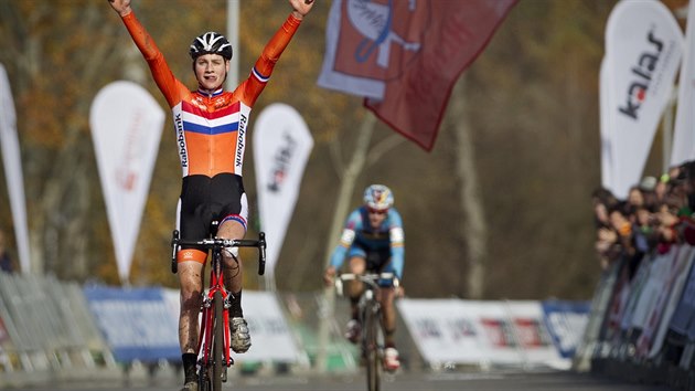 SUVERNN DOJEZD. Mathieu Van Der Poel z Nizozemska dojd do cle jako vtz kategorie do 23 let na Svtovm pohru cyklokrosa v Tboe.