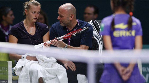 POKYNY. esk tenistka Petra Kvitov (vlevo) poslouch rady koue Davida Kotyzy bhem semifinle Turnaje mistry v Istanbulu.