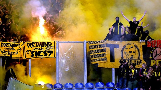 PYROTECHNIKA NENÍ ZLOIN? Fanouci Dortmundu se v zápase proti Schalke 04...