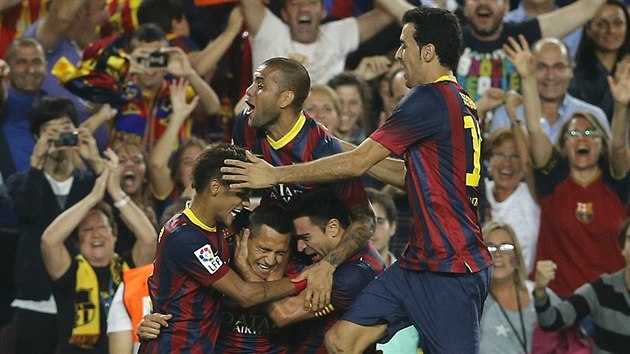 2:0! Hri i fanouci Barcelony oslavuj Alexise Sncheze (uprosted), jen zvil veden domcch nad Realem Madrid u na 2:0.