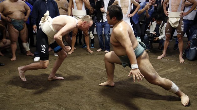 FROOME BOJUJE. Vítz Tour de France Christopher Froome (vlevo) bojuje jako sumo...