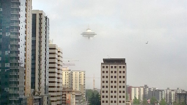 Andy Frey zachytil na mobil zajímavý úkaz - celá Vesmírná jehla (Space Needle), která je symbolem Seattlu v americkém státě Washington, se skrývá kromě samotné špice v mlze. Na první pohled to tak zdálky vypadá jako UFO.