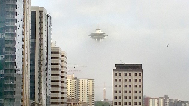 Andy Frey zachytil na mobil zajímavý úkaz - celá Vesmírná jehla (Space Needle), která je symbolem Seattlu v americkém státě Washington, se skrývá kromě samotné špice v mlze. Na první pohled to tak zdálky vypadá jako UFO.