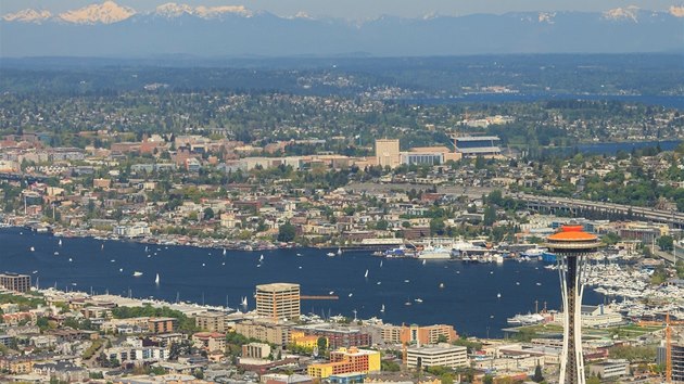 Celkový pohled na Seattle s Vesmírnou jehlou vpředu vpravo, na obzoru Kaskádové pohoří.