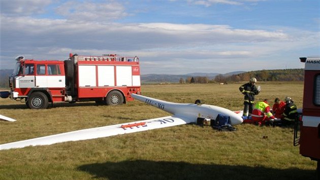 Pilot vtron se zranil pi pistn na letiti v Broumov na Nchodsku (26.10.2013).