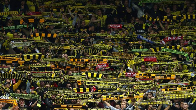 KOTEL Z NMECKA. Fanouci Dortmundu na stadionu londnskho Arsenalu.