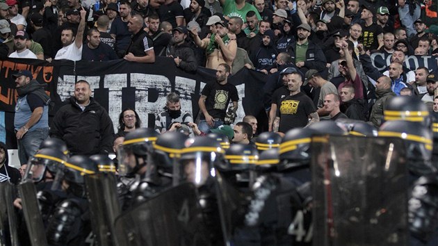 POLICIE NA STADIONU. Nastoupit musela kvli potykm fanouk Marseille a Neapole.