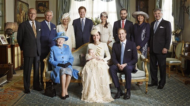 Královská rodina na společné fotografii po křtinách prince George (25. října 2013)
