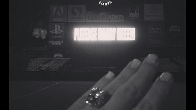 Kim Kardashianov se pochlubila dost o ruku a tak zsnubnm prstenem od Kayneho Westa.