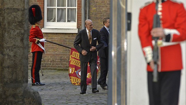 Princ Philip pijel na kest svho pravnuka prince George (Londn, 23. jna 2013).