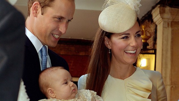 Princ William, jeho syn George a manelka Kate (Londýn, 23. íjna 2013)