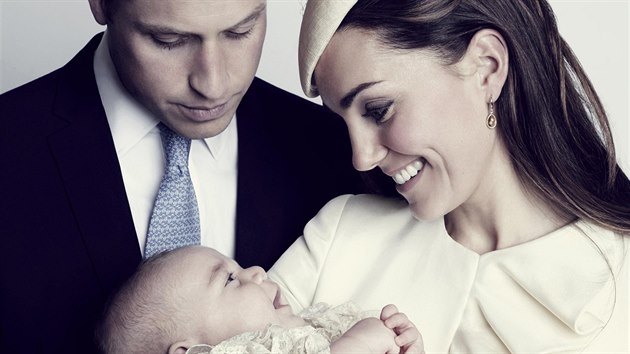 Britský princ William, jeho manželka Kate a syn George na oficiálním portrétu ze křtin malého prince (23. října 2013)