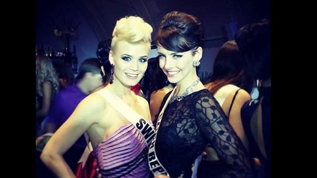 Miss Švýcarsko 2013 Dominique Rinerknechtová a Česká Miss 2013 Gabriela Kratochvílová na Miss Universe v Moskvě