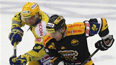 Litvínovský Pavel Rosa (vpravo) bojuje se zlínským Zde�kem Okálem. 